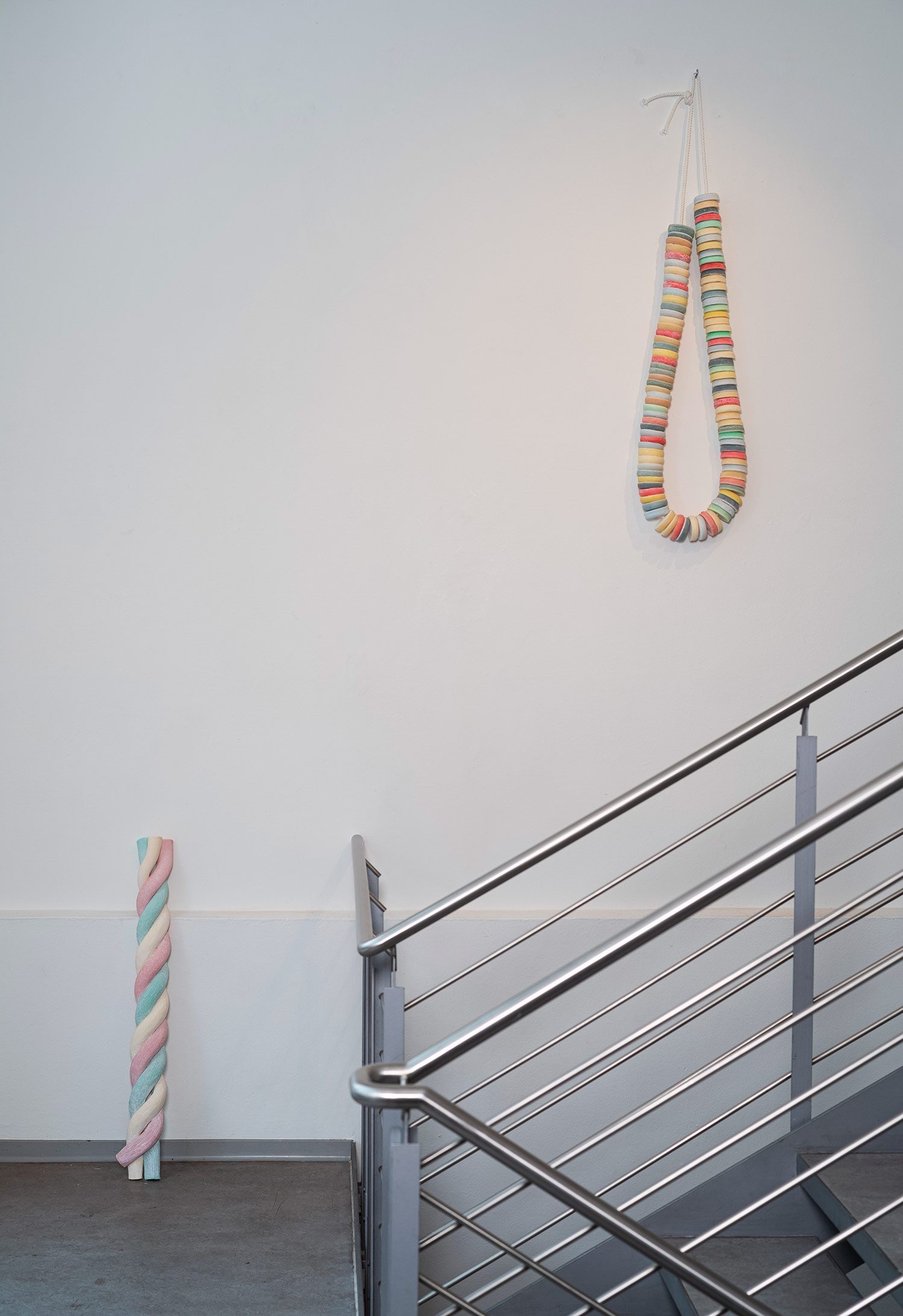 Anneke Kleimann, "Sculptor's Delight Vol. V", "Sculptor's Delight (Necklace II), Ausstellungsansicht Tides, Junge Kunst e.V., Wolfsburg, Foto: altschaffel.com