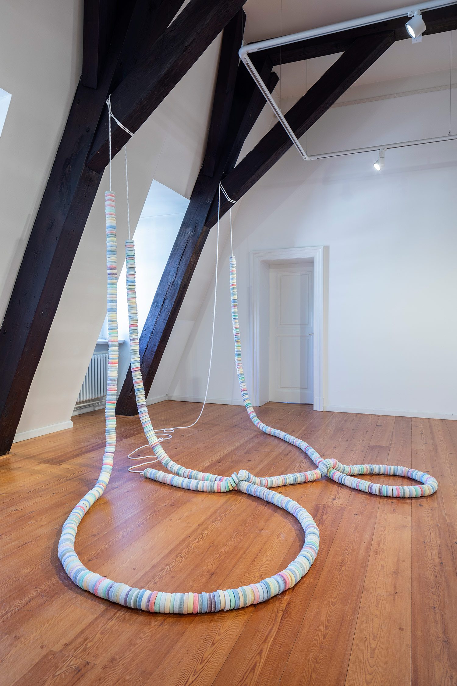 Anneke Kleimann, "Sculptor's Delight (Necklace III), "Sculptor's Delight (Necklace IV)", Ausstellungsansicht Landesmuseum fuer Kunst und Kulturgeschichte Oldenburg, Foto: Fred Dott, Hamburg