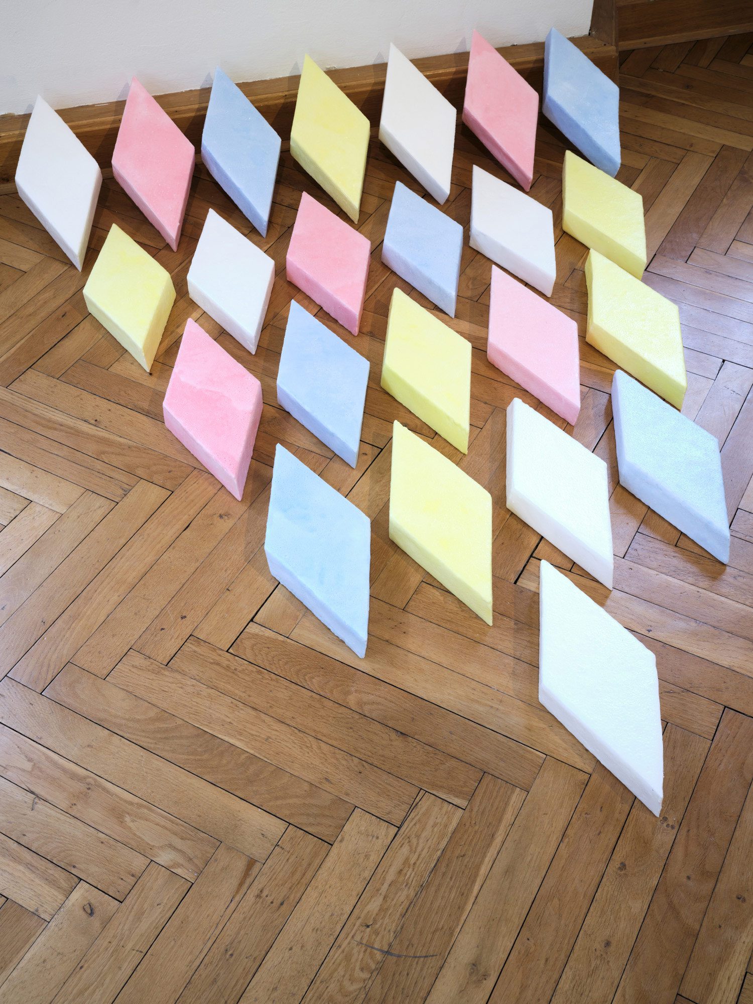 Anneke Kleimann, "Sculptor's Delight Vol. IX", 2023, Schaumzucker, Polystyrol, Jeweils 5 x 20 x 40 cm, Installationsdimensionen variabel, Ausstellungsansicht "À Table", Schloss Agathenburg, Foto Manfred Wigger