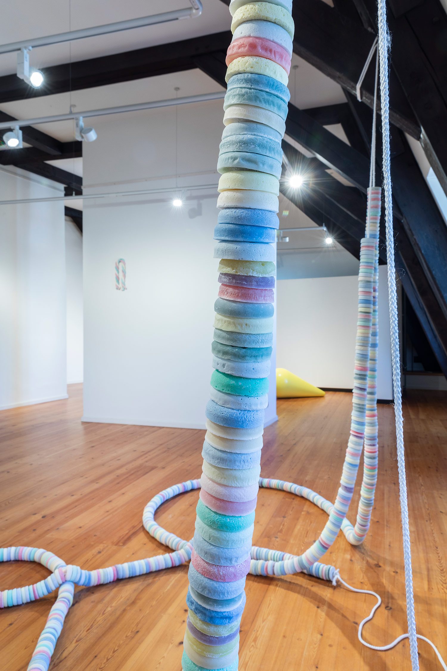 Anneke Kleimann, "Sculptor's Delight (Necklace III), "Sculptor's Delight (Necklace IV)", Ausstellungsansicht Landesmuseum fuer Kunst und Kulturgeschichte Oldenburg, Foto: Fred Dott, Hamburg