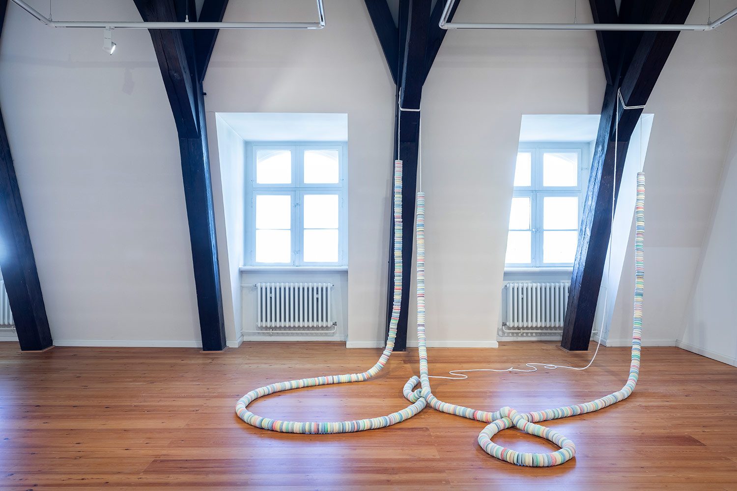 Anneke Kleimann, "Sculptor's Delight (Necklace III), "Sculptor's Delight (Necklace IV)", Ausstellungsansicht Landesmuseum fuer Kunst und Kulturgeschichte Oldenburg, Foto: Fred Dott, Hamburg
