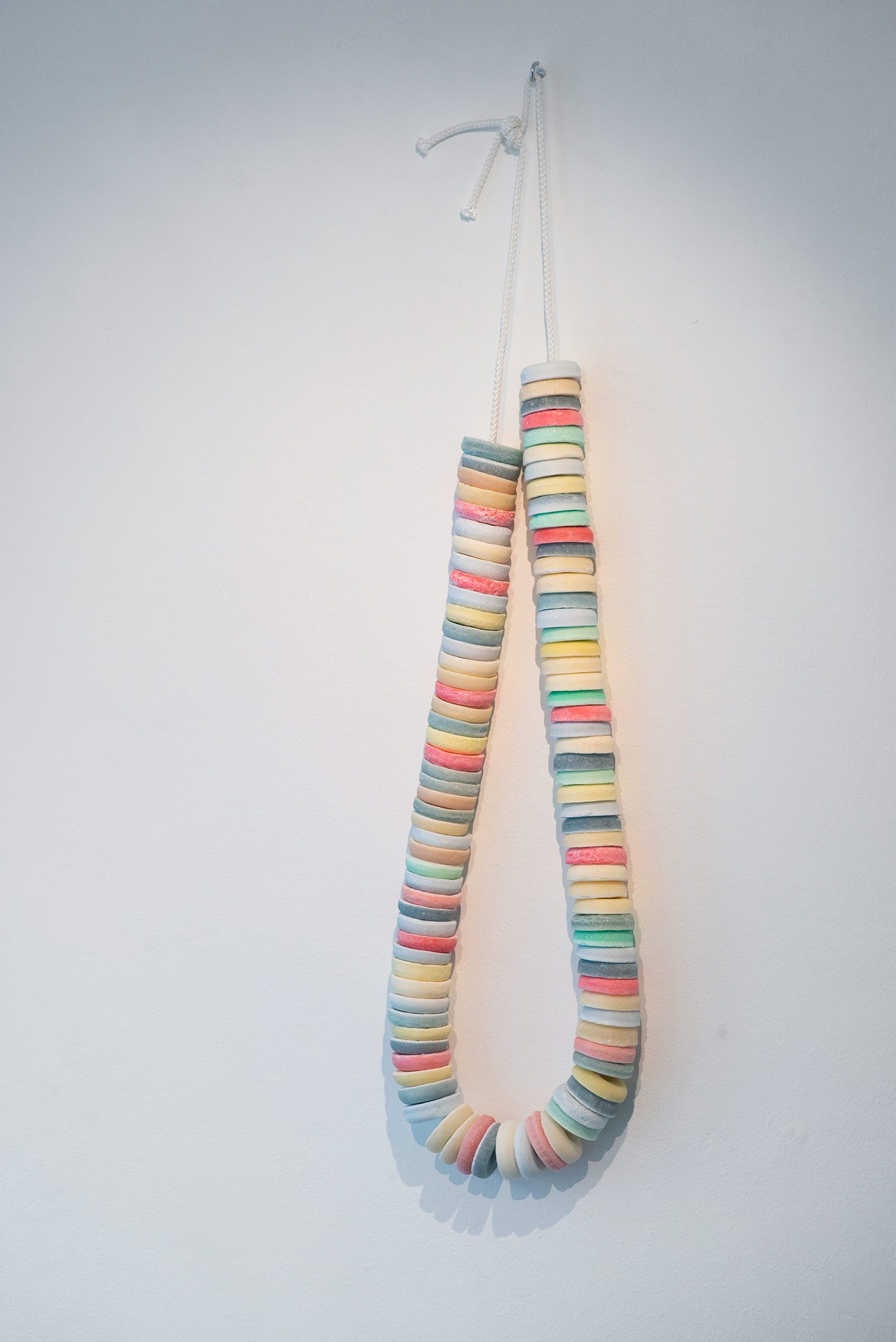 Anneke Kleimann, "Sculptor's Delight (Necklace II), Ausstellungsansicht Tides, Junge Kunst e.V., Wolfsburg, Foto: altschaffel.com