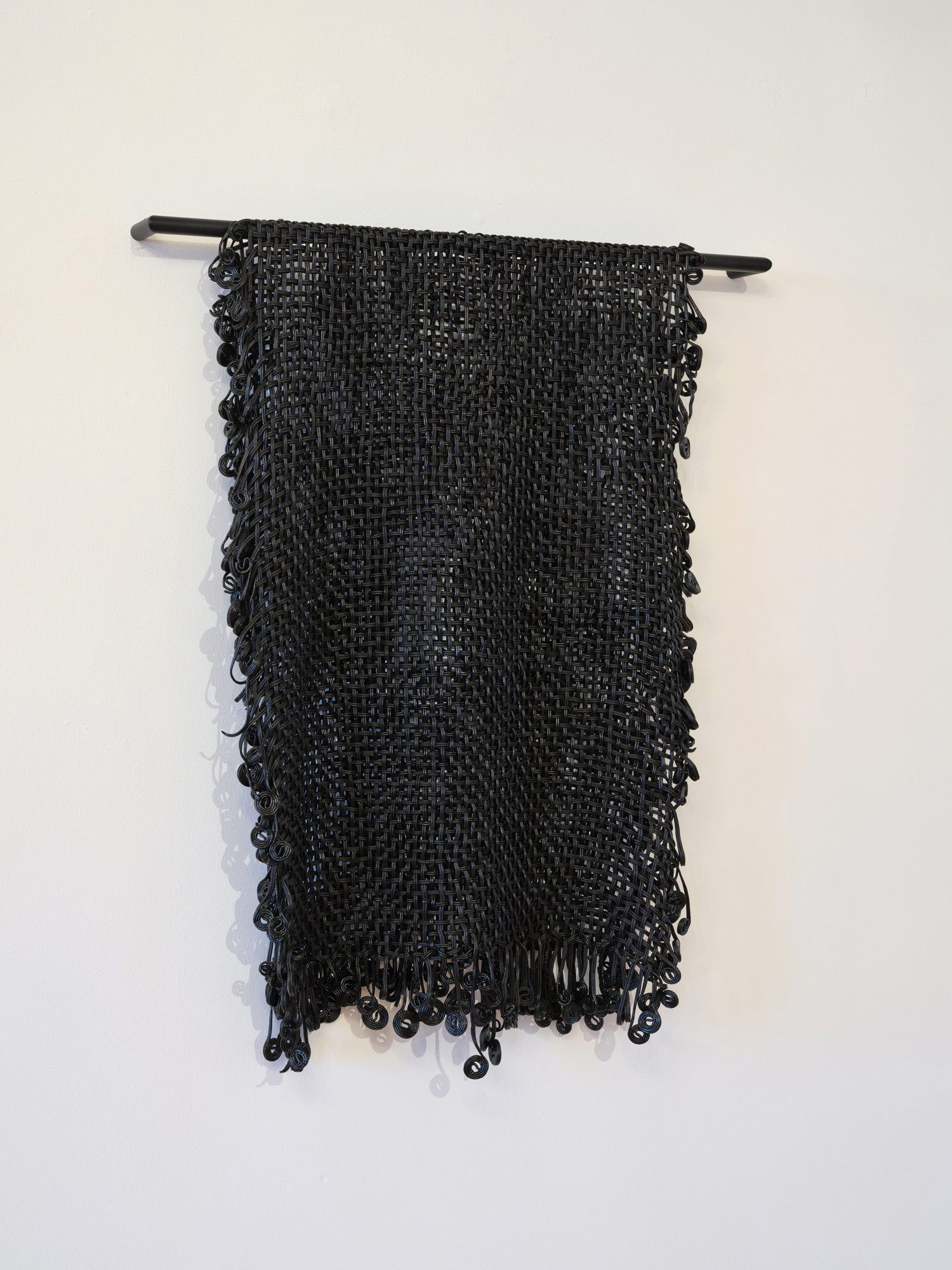 Anneke Kleimann, "La Grid", 2023, Lakritz, Stahl, 90 cm x 85 cm x 7 cm, Ausstellungsansicht "À Table", Schloss Agathenburg, Foto Manfred Wigger
