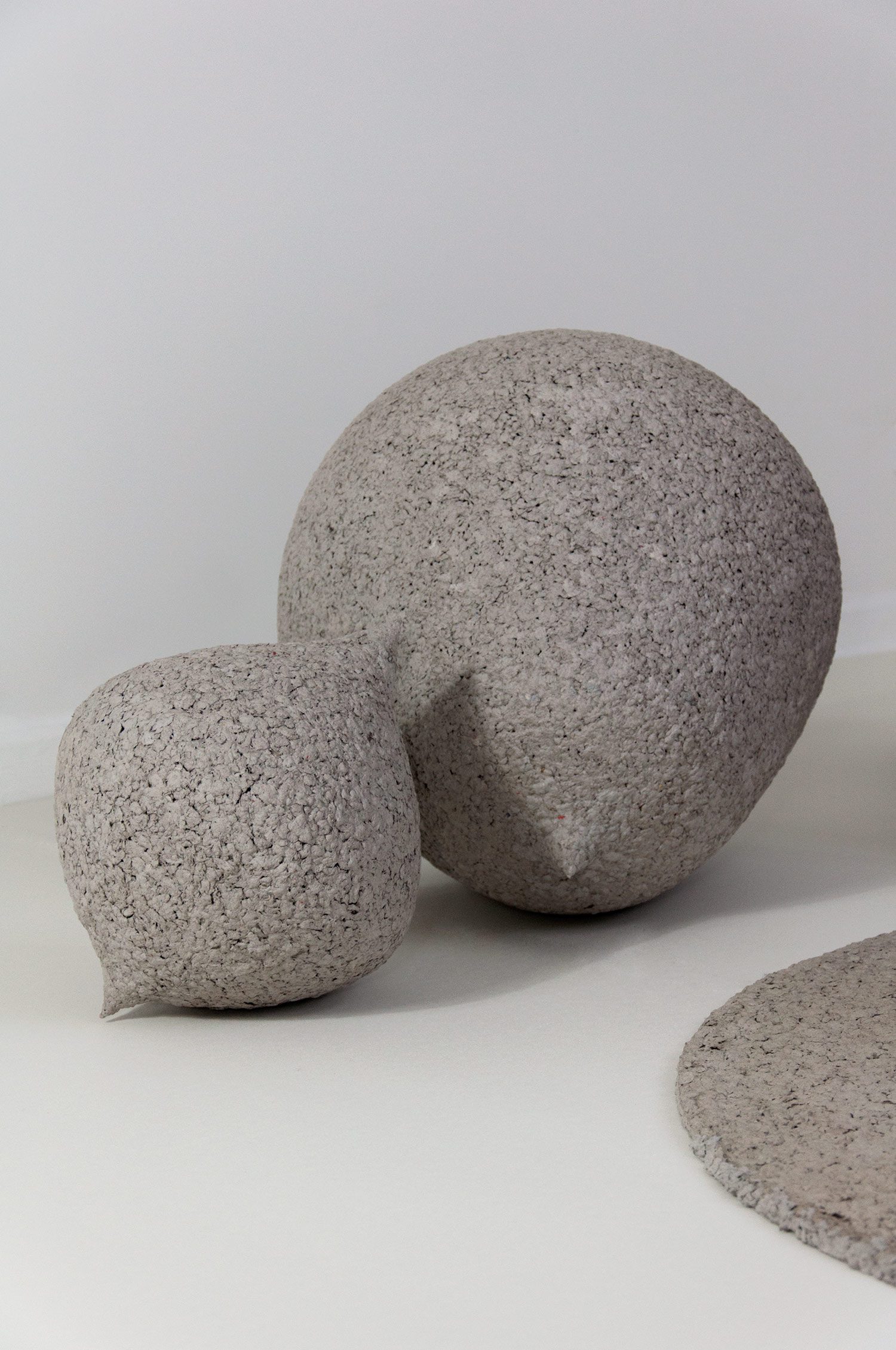 Anneke Kleimann, Concrete Speculations, 2019, Pappmaché, Installationsdimensionen variabel, Installationsansicht Atelierraum, Foto Anneke Kleimann