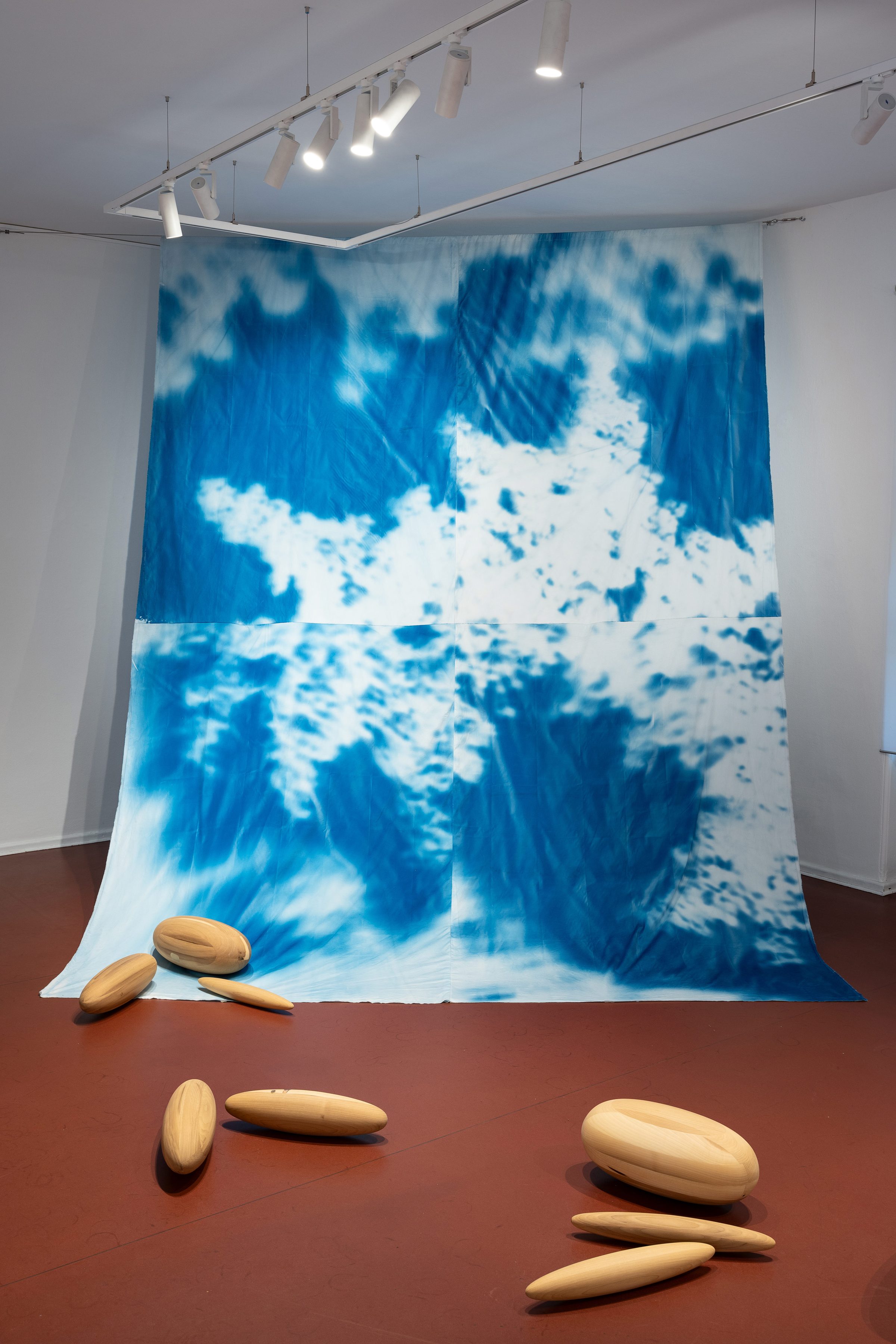 Anneke Kleimann Flimmern (Tiergarten, 20.07.2024, Mittagssonne) 2024 Ausstellungsansicht Nachts sind alle Katzen grau, Galerie im Tempelhof Museum, Berlin Foto Andreas Meichsner