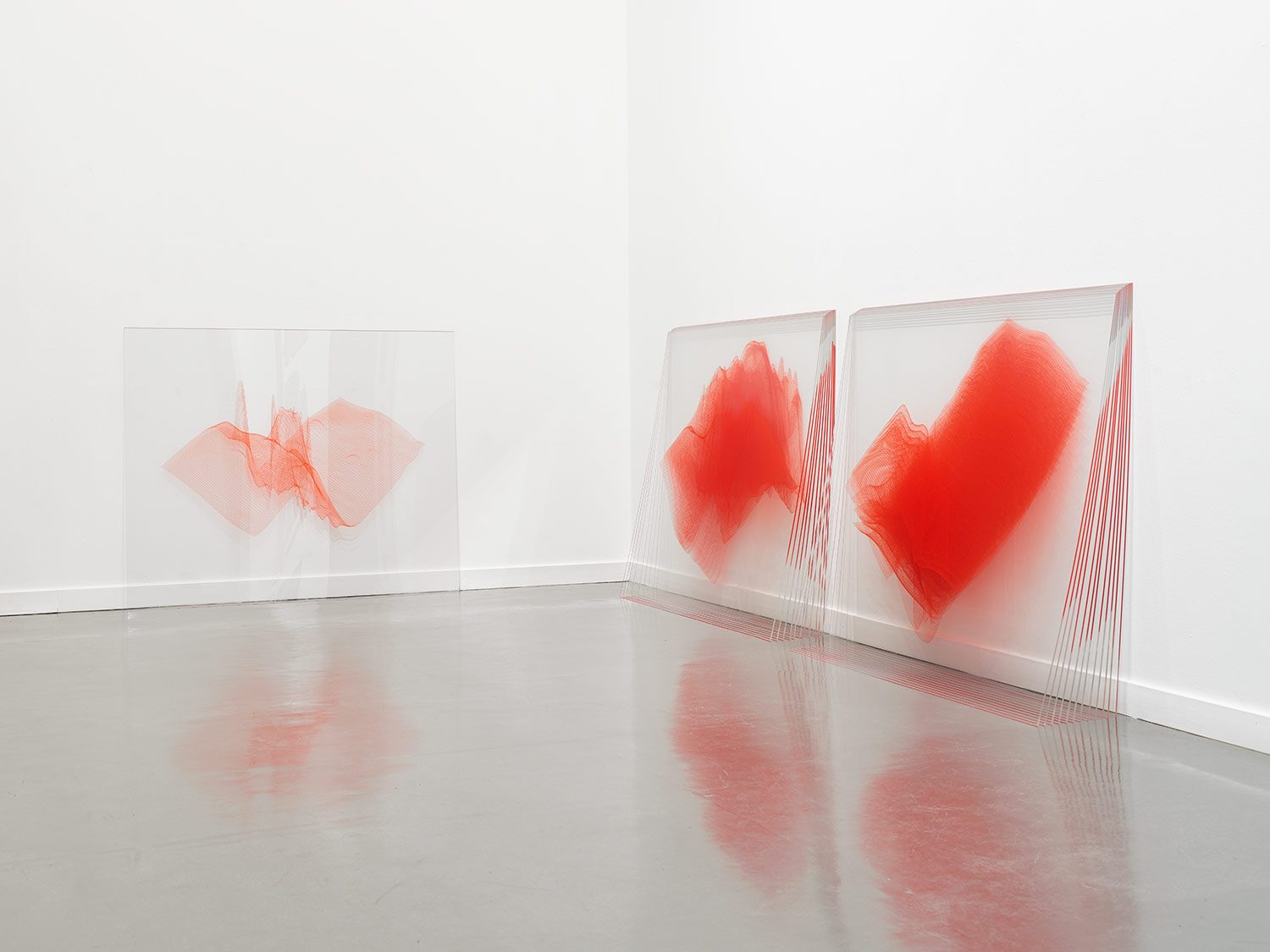 Anneke Kleimann, Kartografie der Zeit, 2015-2017, Digitaldruck auf Acrylglas, 24-teilig, jeweils 125 x 150 x 0,5 cm, Installationsdimensionen variabel