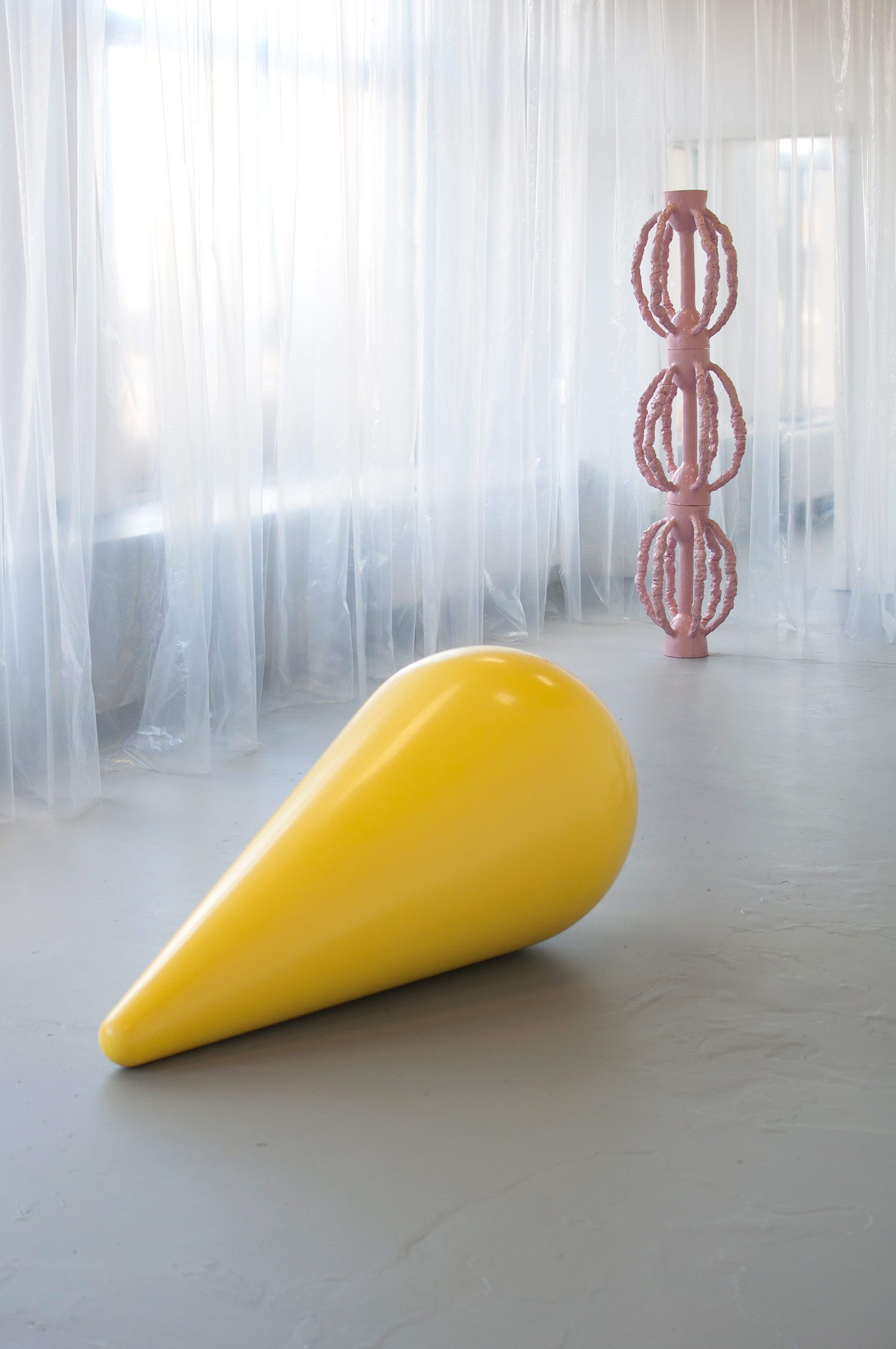 Anneke Kleimann, Mue, 2016, Schaum, Glasfaserlaminat, Blei, Gelcoat, 60 x 60 x 130 cm