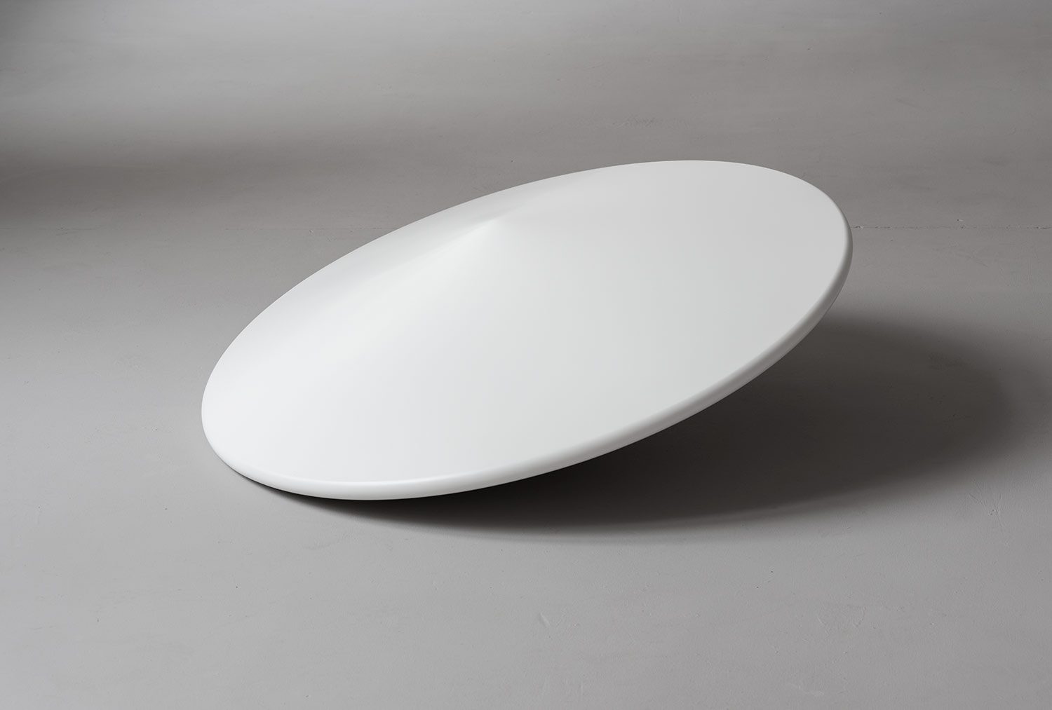 Anneke Kleimann, Swing, Turn, Delivery, Recovery, 2015, Glasfaserlaminat, Lack, 40 x 100 x 100 cm, Foto Marcus Schneider