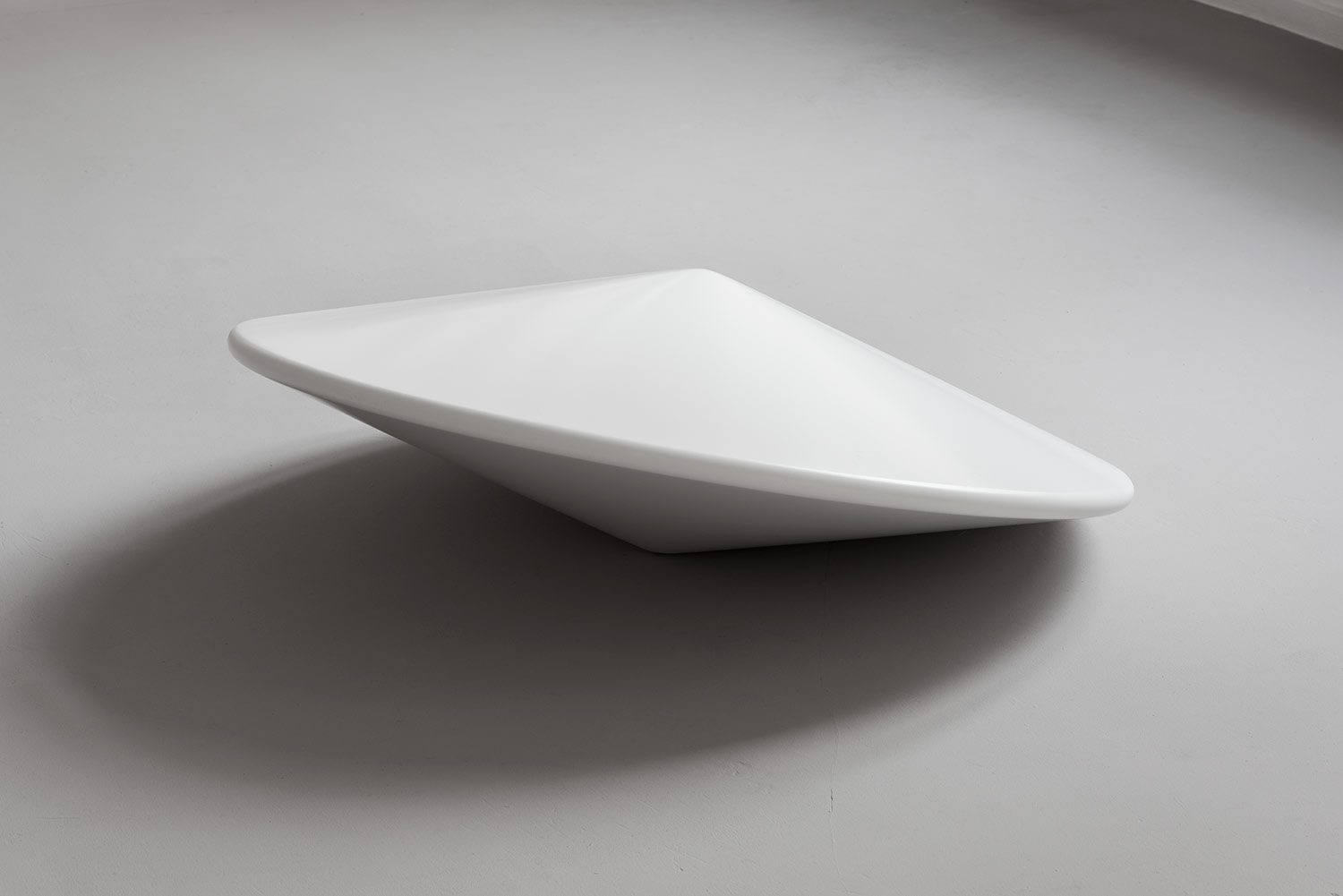 Anneke Kleimann, Swing, Turn, Delivery, Recovery, 2015, Glasfaserlaminat, Lack, 40 x 100 x 100 cm, Foto Marcus Schneider