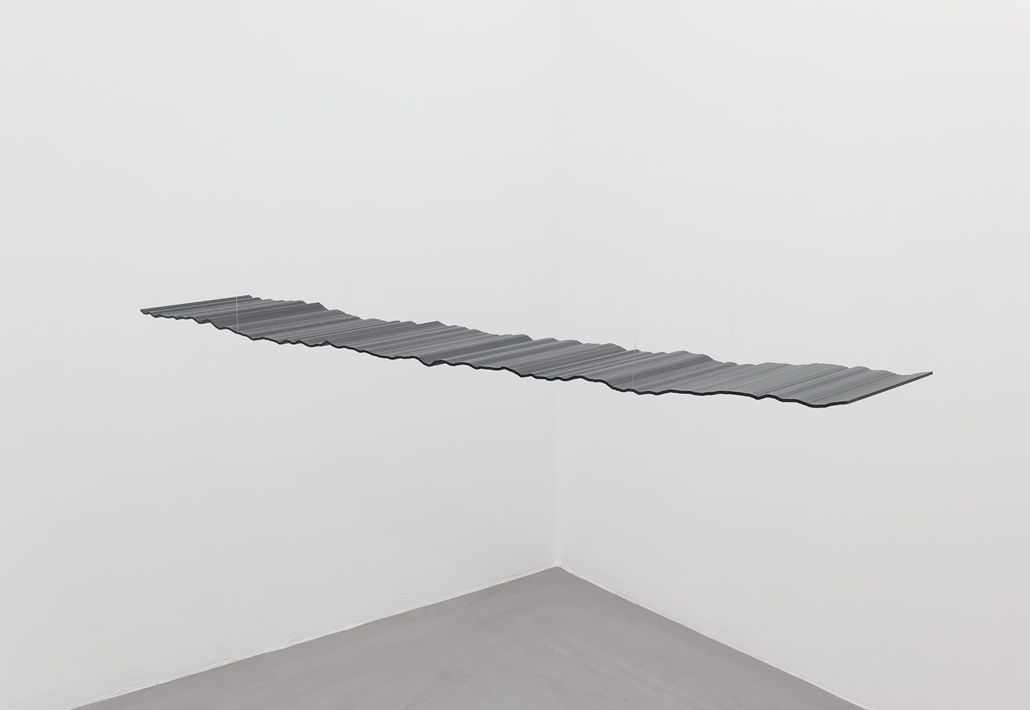 Anneke Kleimann, Welle, konvertiert. 1:27.88-1:27.8857, 2015, Glasfaserlaminat mit Pigment, Nylonschnur, 0,4 x 35 x 133 cm