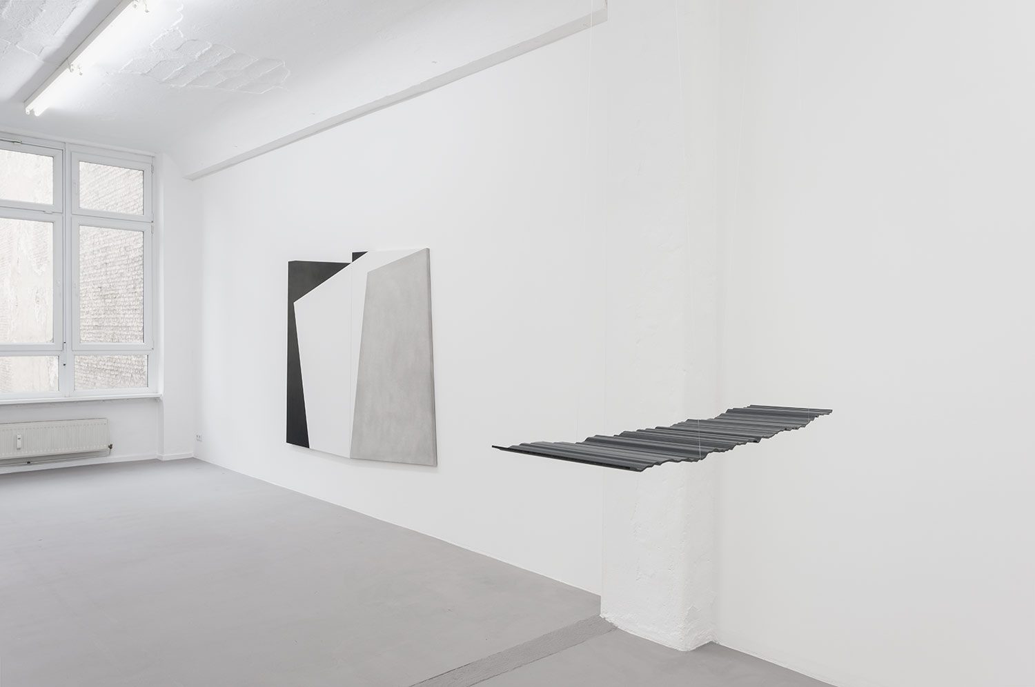 Anneke Kleimann, Welle, konvertiert. 1:27.88-1:27.8857, 2015, Glasfaserlaminat mit Pigment, Nylonschnur, 0,4 x 35 x 133 cm, Foto Marcus Schneider