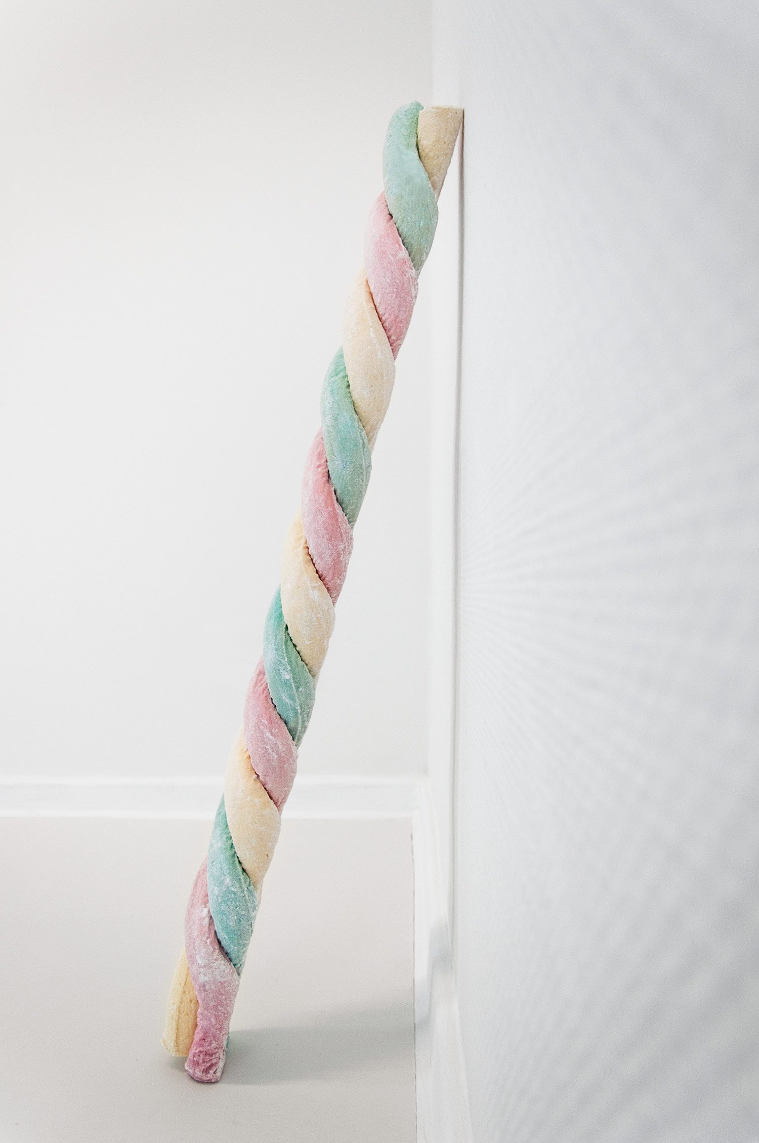 Anneke Kleimann, Sculptor's Delight Vol. II, 2019, Zucker, Gelatine, Lebensmittelfarbe, 92,5 x 11 x 7,5 cm, Foto: Anneke Kleimann