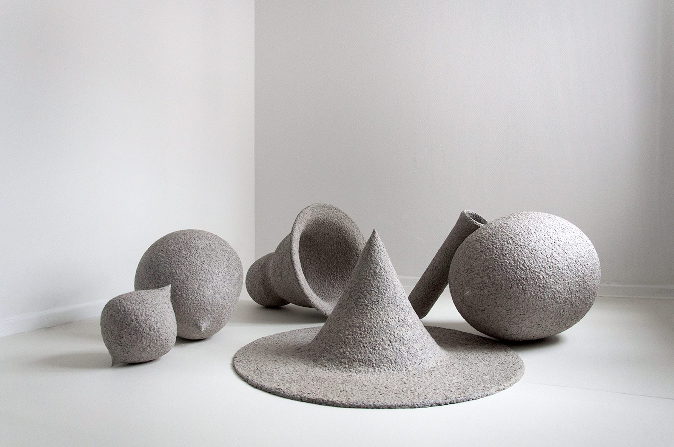 Anneke Kleimann, Concrete Speculations, 2019, Pappmaché, Installationsdimensionen variabel, Installationsansicht Atelierraum, Foto Anneke Kleimann
