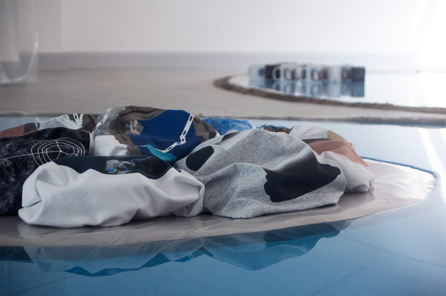 SOLID (Romina Farkas, Anneke Kleimann, Margot Zweers), The Sudden Happening of Summer, 2018, ortsspezifische Installation mit Souveniren, Schleswig-Holsteinisches Künstlerhaus Otte 1 Eckernförde