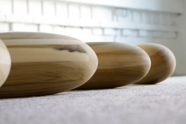 Anneke Kleimann, Observing Saturn, 2017, Tulpenbaumholz, Goldlack, 28-teilig, jeweils 49 cm lang, Installationsdimensionen variabel