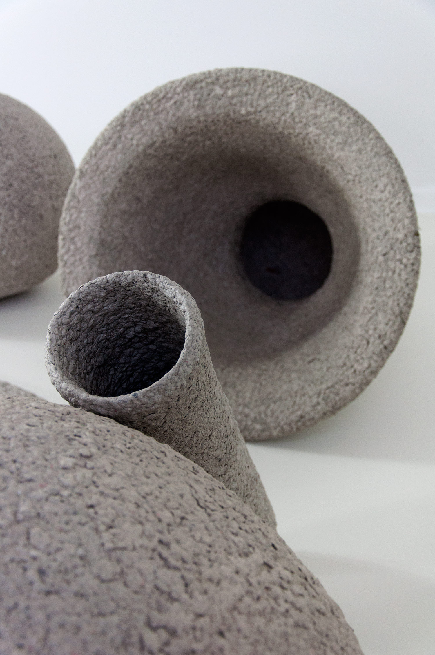 Anneke Kleimann, Concrete Speculations, 2019, Pappmaché, Installationsdimensionen variabel, Installationsansicht Atelierraum, Foto Anneke Kleimann