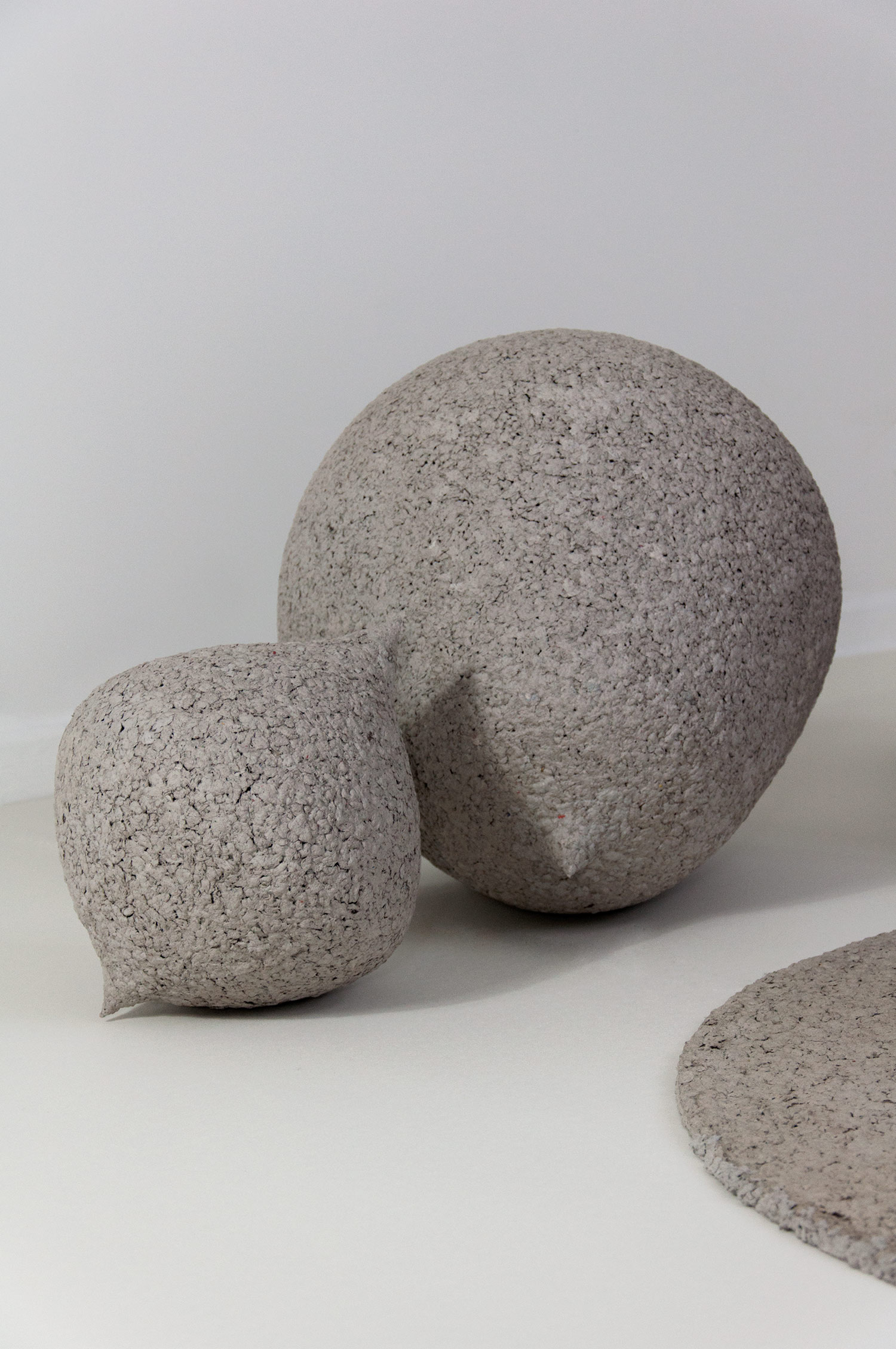 Anneke Kleimann, Concrete Speculations, 2019, Pappmaché, Installationsdimensionen variabel, Installationsansicht Atelierraum, Foto Anneke Kleimann
