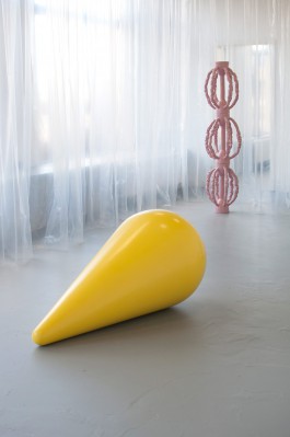 Anneke Kleimann, Mue, 2016, Schaum, Glasfaserlaminat, Blei, Gelcoat, 60 x 60 x 130 cm 