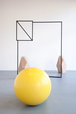 Anneke Kleimann, Mue, 2016, Schaum, Glasfaserlaminat, Blei, Gelcoat, 60 x 60 x 130 cm