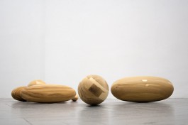 Anneke Kleimann, Observing Saturn, 2017, Tulpenbaumholz, Goldlack, 28-teilig, jeweils 49 cm lang, Installationsdimensionen variabel