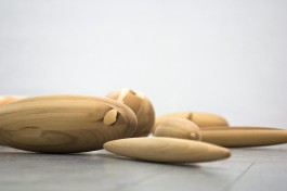 Anneke Kleimann, Observing Saturn, 2017, Tulpenbaumholz, Goldlack, 28-teilig, jeweils 49 cm lang, Installationsdimensionen variabel