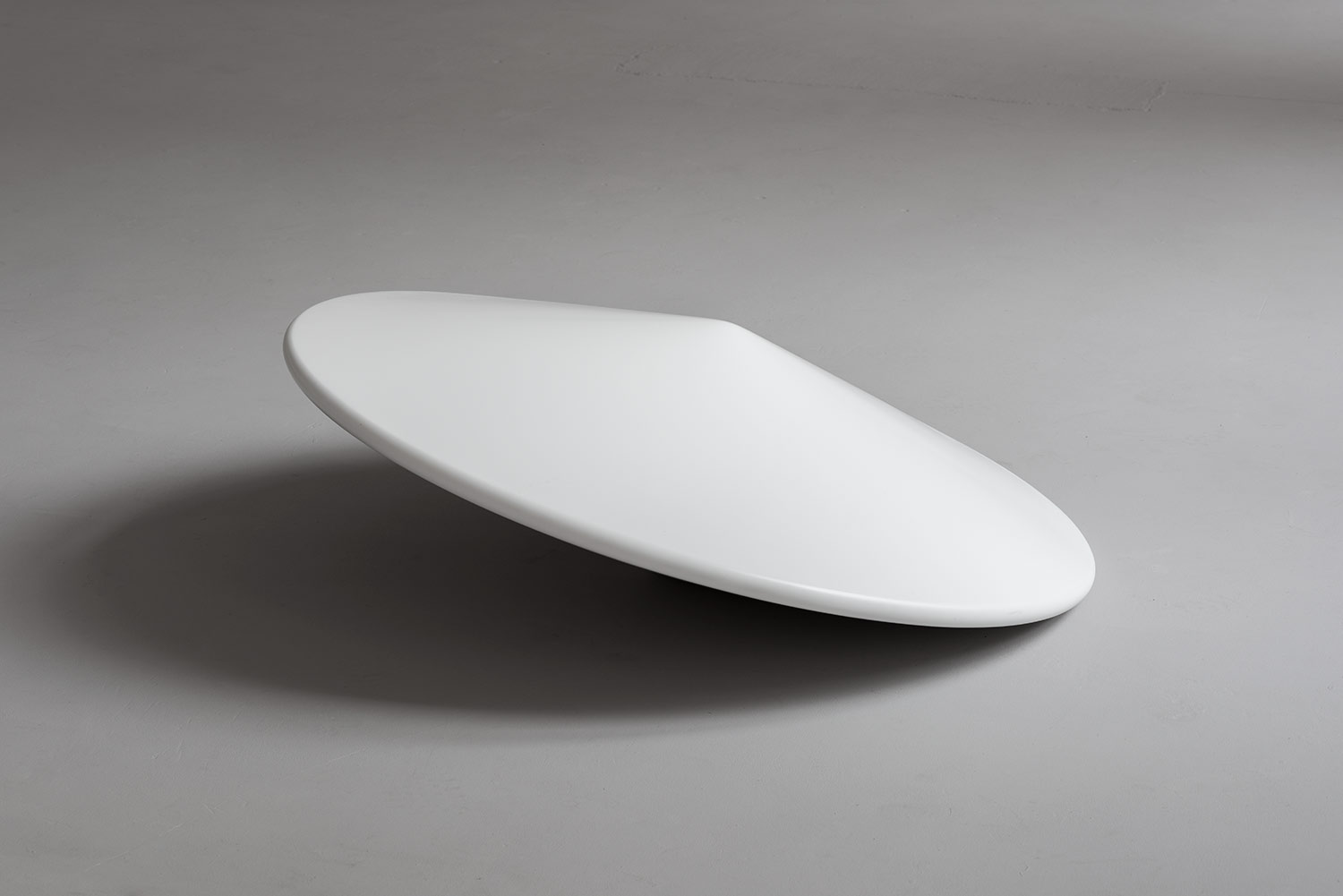 Anneke Kleimann, Swing, Turn, Delivery, Recovery, 2015, Glasfaserlaminat, Lack, 40 x 100 x 100 cm, Foto Marcus Schneider