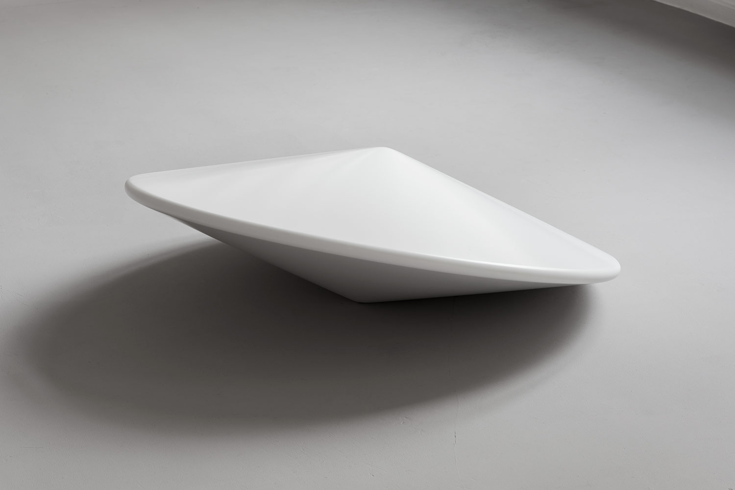 Anneke Kleimann, Swing, Turn, Delivery, Recovery, 2015, Glasfaserlaminat, Lack, 40 x 100 x 100 cm, Foto Marcus Schneider