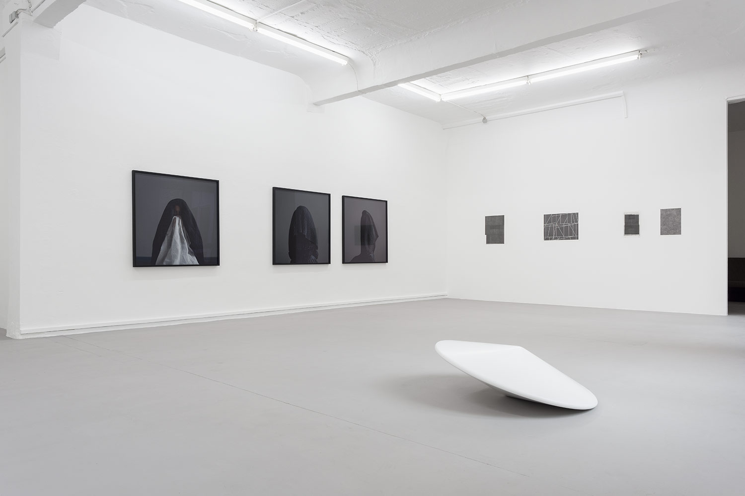 Anneke Kleimann, Swing, Turn, Delivery, Recovery, 2015, Glasfaserlaminat, Lack, 40 x 100 x 100 cm, Foto Marcus Schneider