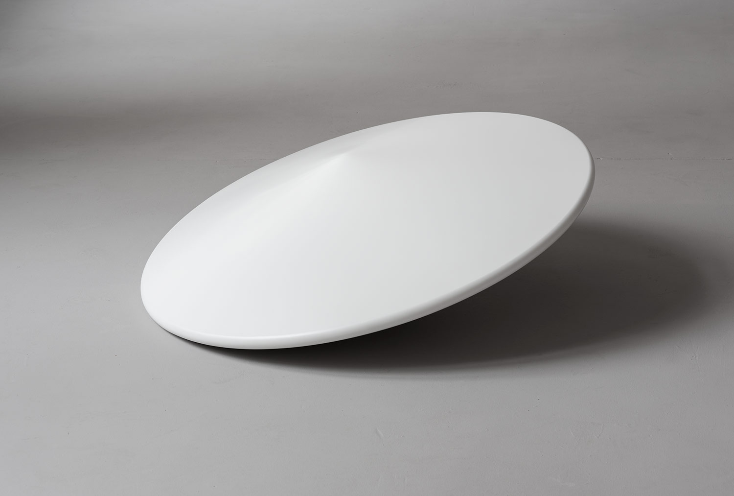 Anneke Kleimann, Swing, Turn, Delivery, Recovery, 2015, Glasfaserlaminat, Lack, 40 x 100 x 100 cm, Foto Marcus Schneider