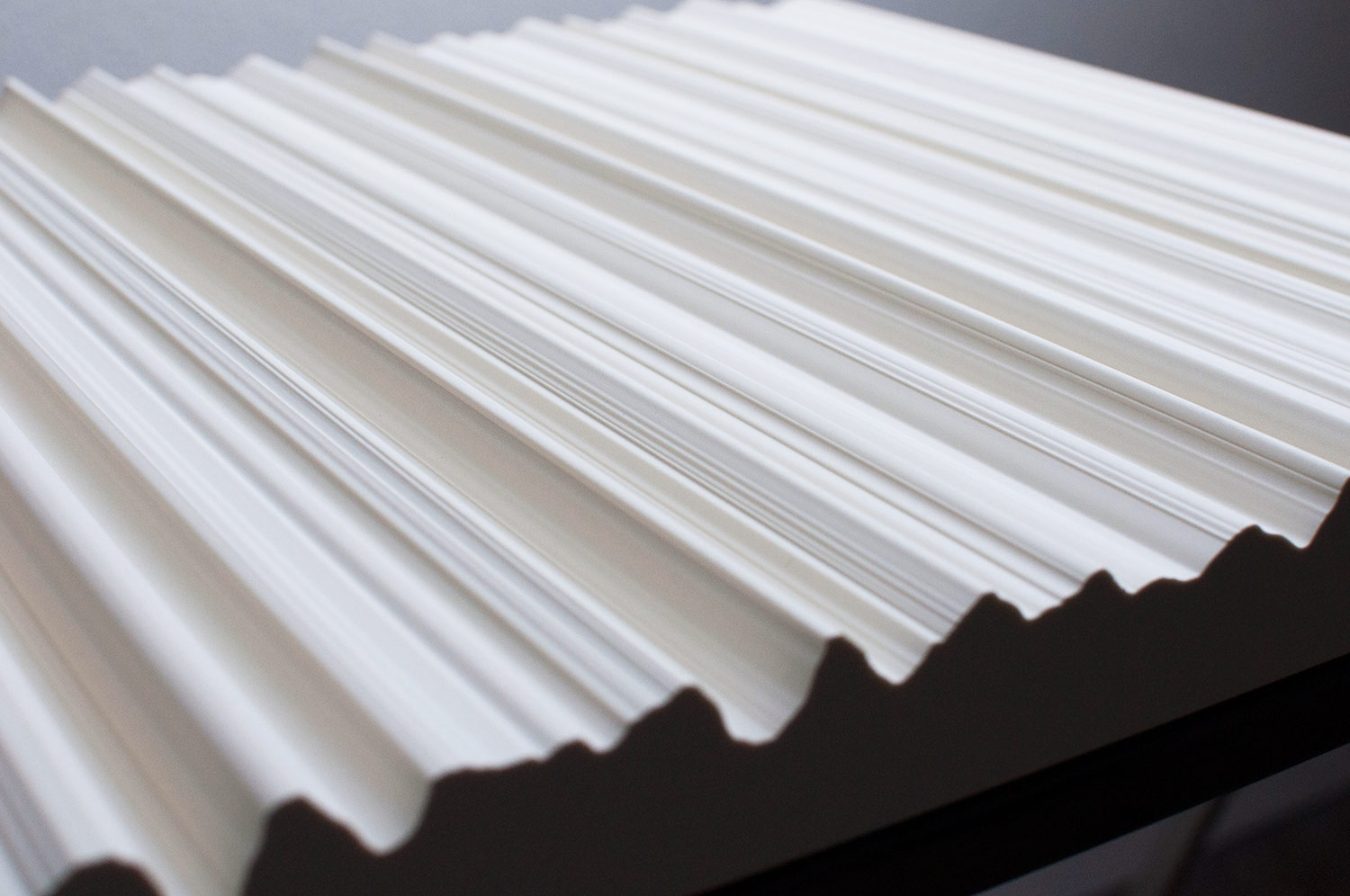 Anneke Kleimann, Swiss Mountains Echoed (0.1360-0.2235 sec), 2016, Polyurethane, Stahl, 123 x 50 x 130 cm