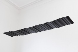 Anneke Kleimann, Welle, konvertiert. 1:27.88-1:27.8857, 2015, Glasfaserlaminat mit Pigment, Nylonschnur, 0,4 x 35 x 133 cm