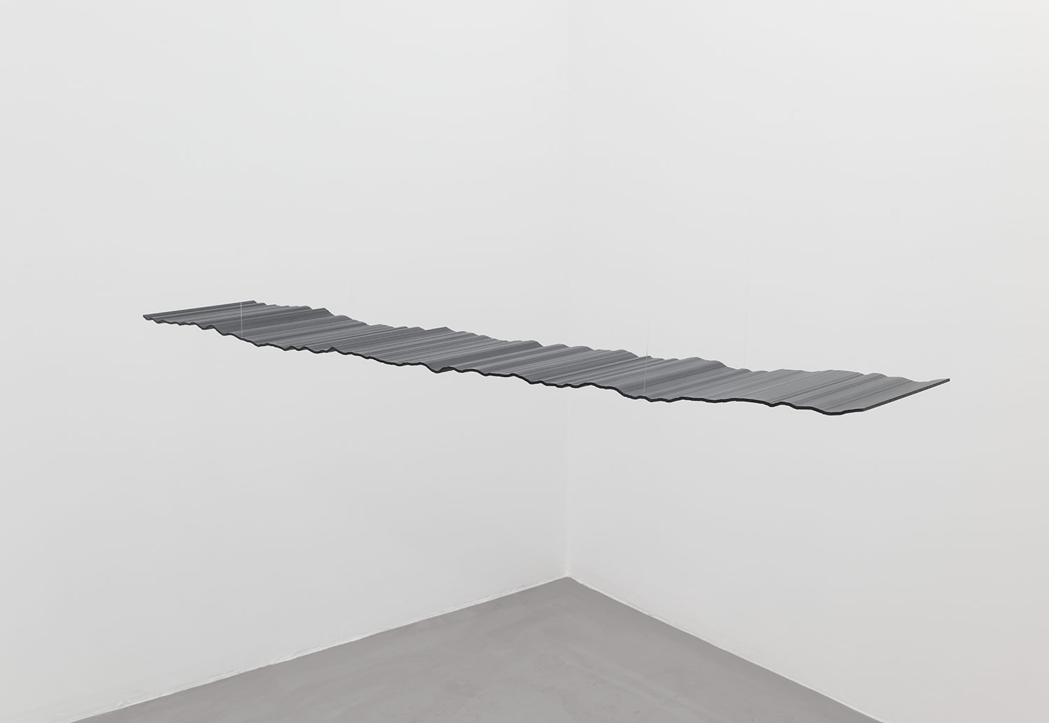 Anneke Kleimann, Welle, konvertiert. 1:27.88-1:27.8857, 2015, Glasfaserlaminat mit Pigment, Nylonschnur, 0,4 x 35 x 133 cm 