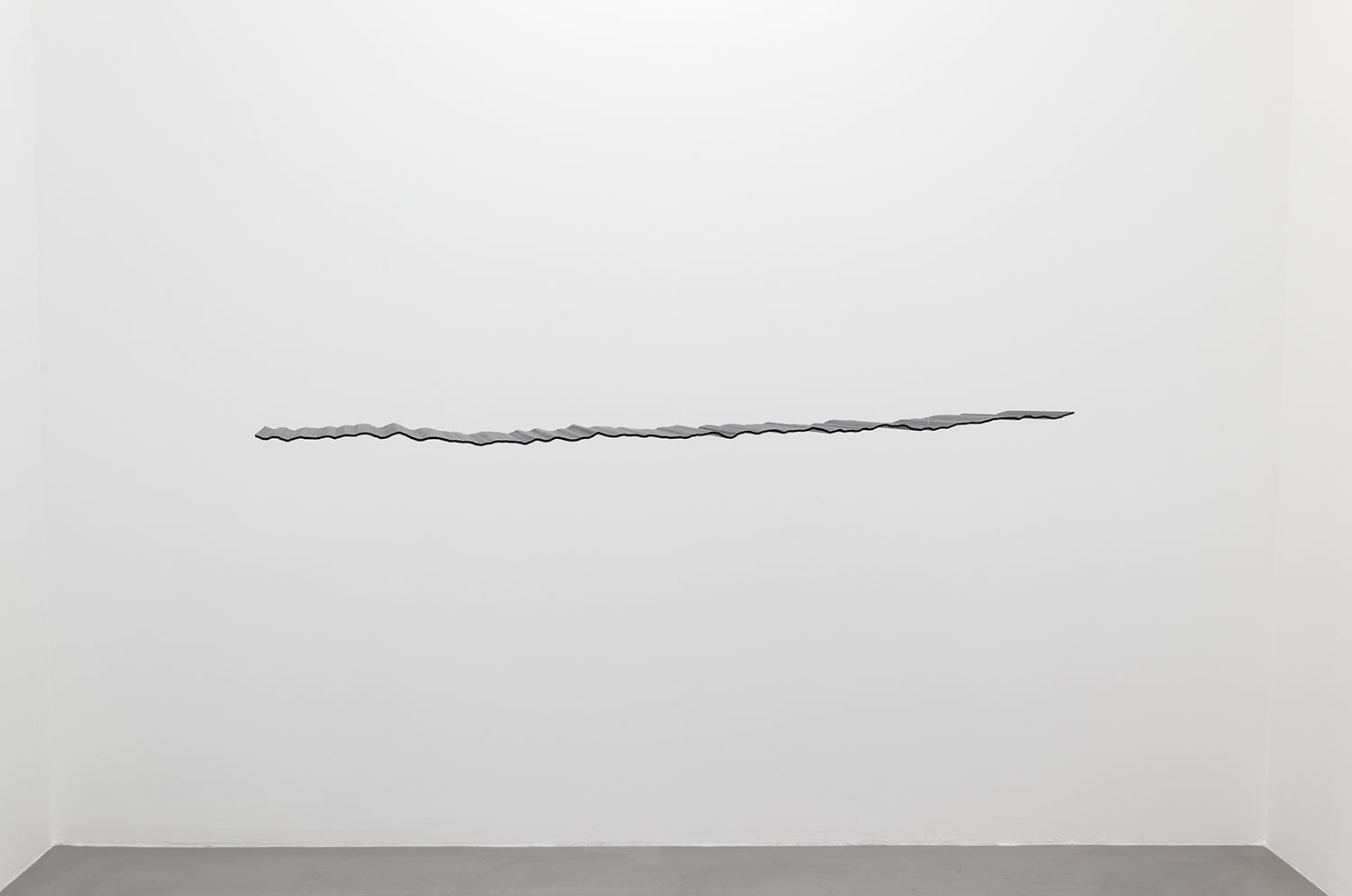 Anneke Kleimann, Welle, konvertiert. 1:27.88-1:27.8857, 2015, Glasfaserlaminat mit Pigment, Nylonschnur, 0,4 x 35 x 133 cm