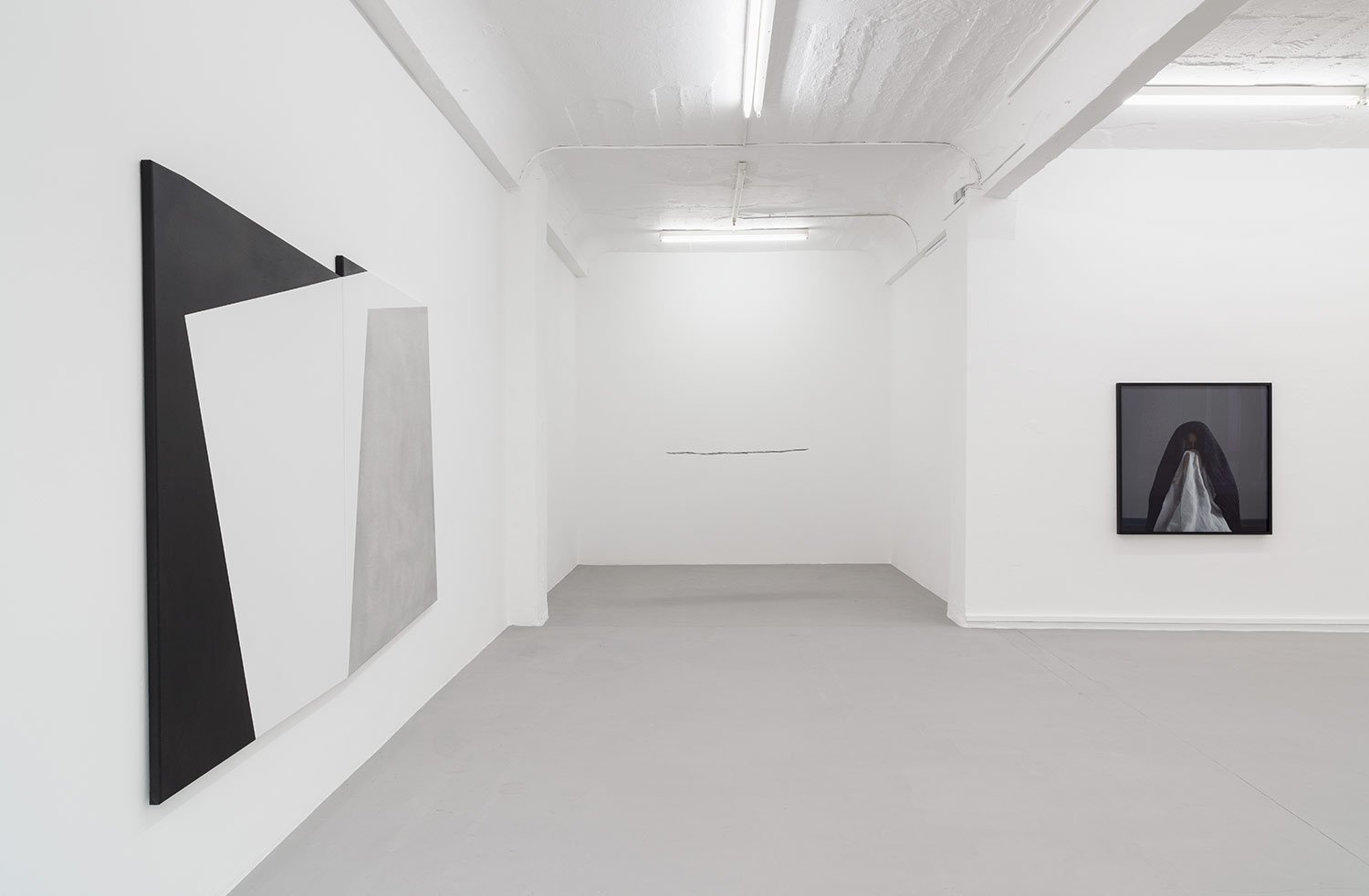 Anneke Kleimann, Welle, konvertiert. 1:27.88-1:27.8857, 2015, Glasfaserlaminat mit Pigment, Nylonschnur, 0,4 x 35 x 133 cm