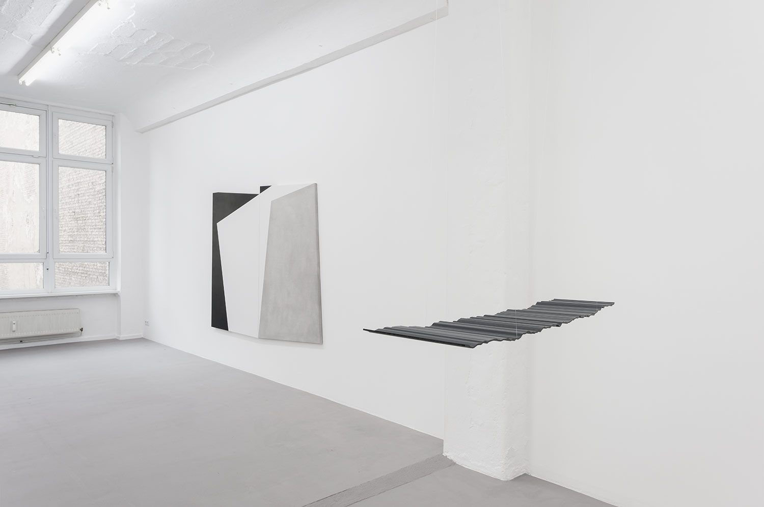 Anneke Kleimann, Welle, konvertiert. 1:27.88-1:27.8857, 2015, Glasfaserlaminat mit Pigment, Nylonschnur, 0,4 x 35 x 133 cm, Foto Marcus Schneider