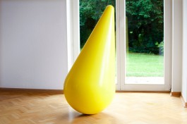 Anneke Kleimann, Mue, 2016, Schaum, Glasfaserlaminat, Blei, Gelcoat, 60 x 60 x 130 cm