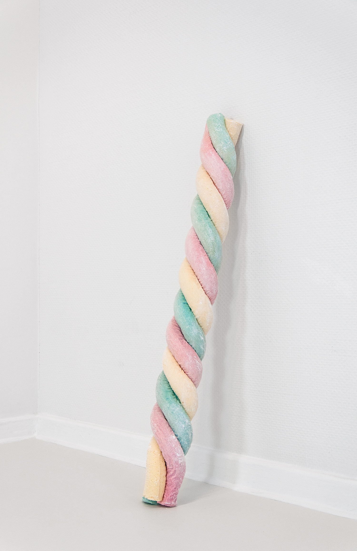 Anneke Kleimann, Sculptor's Delight Vol. II, 2019, Zucker, Gelatine, Lebensmittelfarbe, 92,5 x 11 x 7,5 cm, Foto: Anneke Kleimann 