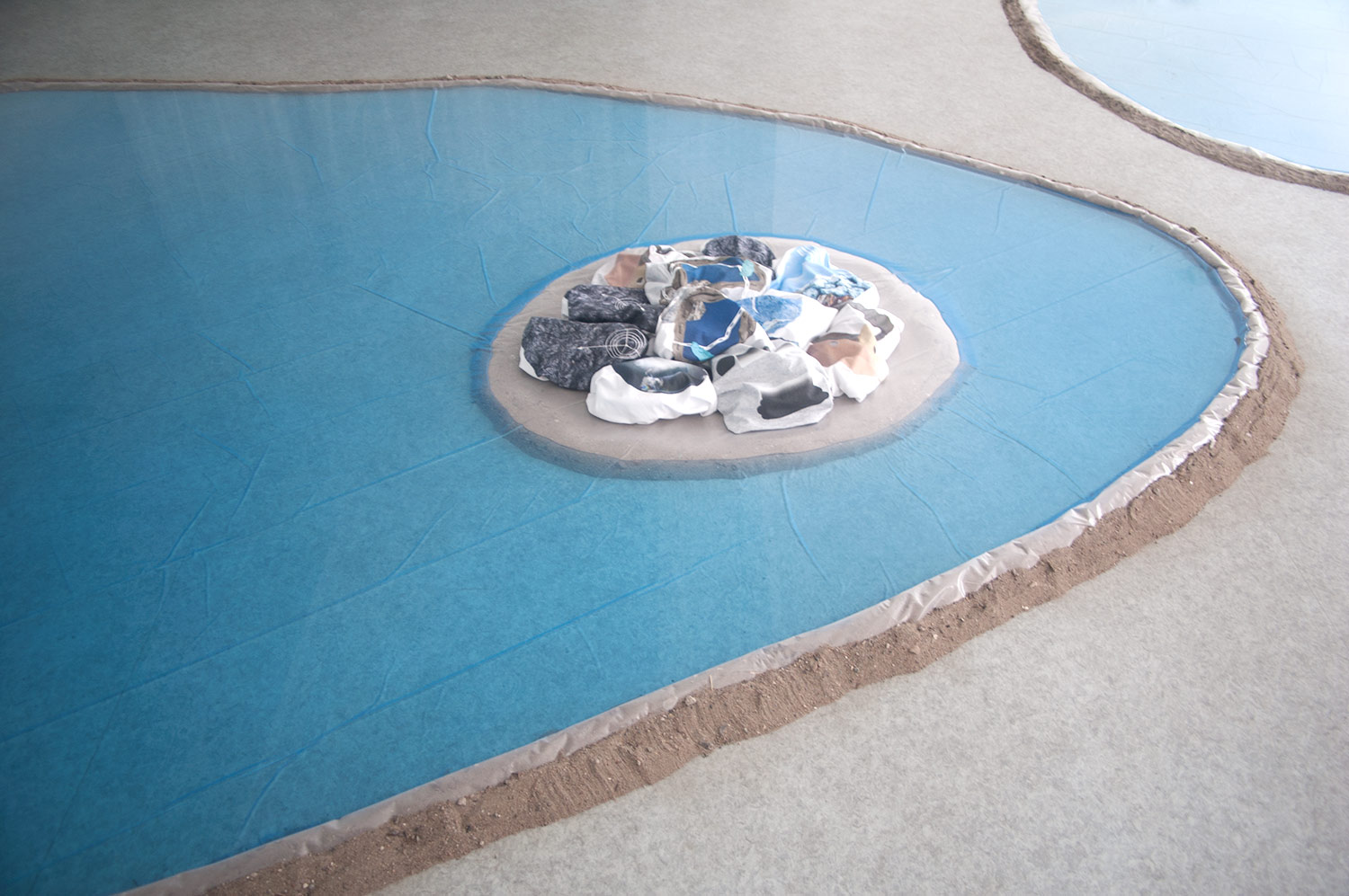 SOLID (Romina Farkas, Anneke Kleimann, Margot Zweers), The Sudden Happening of Summer, 2018, ortsspezifische Installation mit Souveniren, Schleswig-Holsteinisches Künstlerhaus Otte 1 Eckernförde 