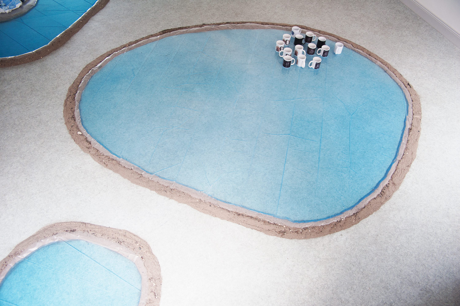 SOLID (Romina Farkas, Anneke Kleimann, Margot Zweers), The Sudden Happening of Summer, 2018, ortsspezifische Installation mit Souveniren, Schleswig-Holsteinisches Künstlerhaus Otte 1 Eckernförde 