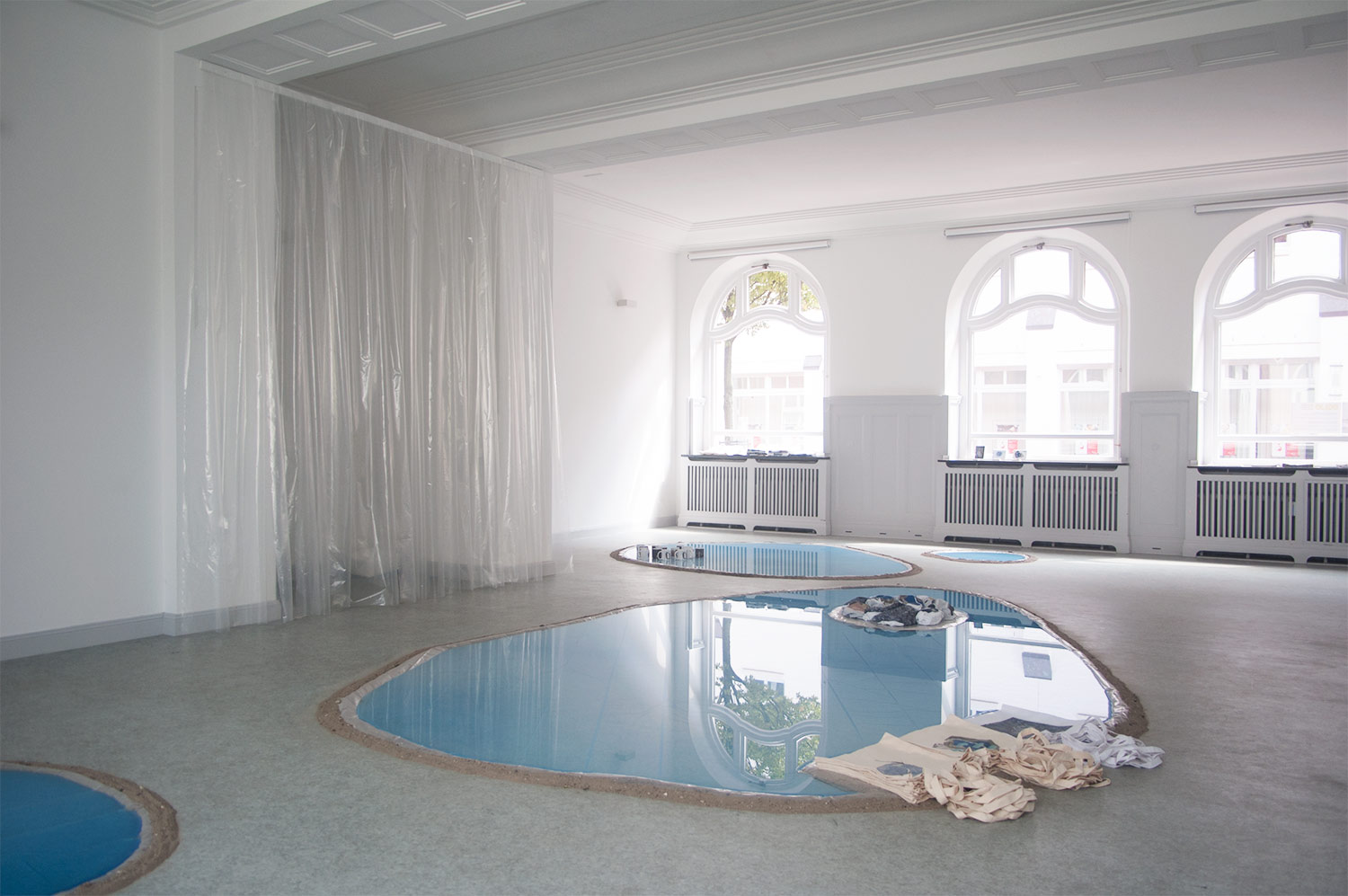 SOLID (Romina Farkas, Anneke Kleimann, Margot Zweers), The Sudden Happening of Summer, 2018, ortsspezifische Installation mit Souveniren, Schleswig-Holsteinisches Künstlerhaus Otte 1 Eckernförde 