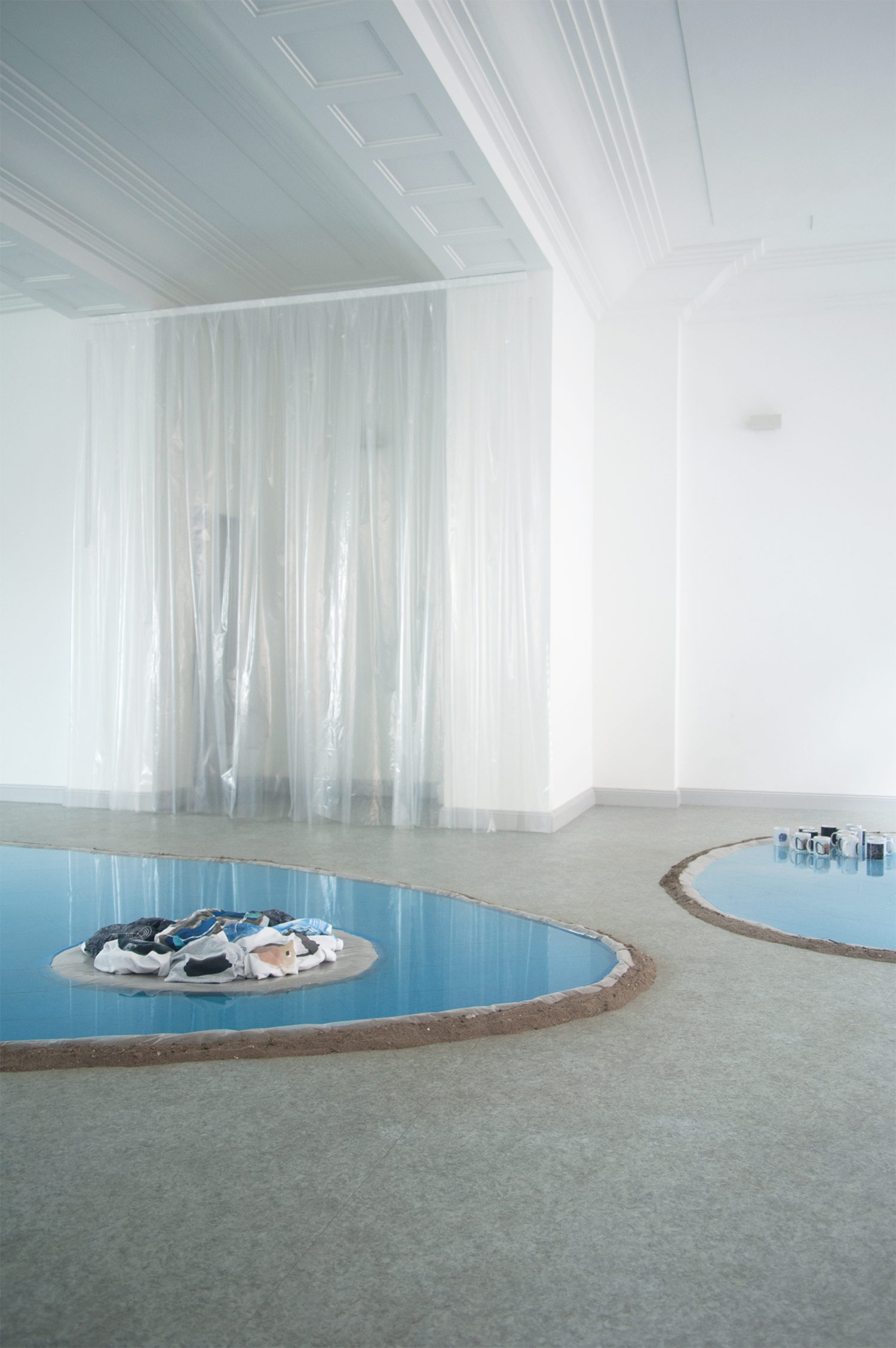 SOLID (Romina Farkas, Anneke Kleimann, Margot Zweers), The Sudden Happening of Summer, 2018, ortsspezifische Installation mit Souveniren, Schleswig-Holsteinisches Künstlerhaus Otte 1 Eckernförde 